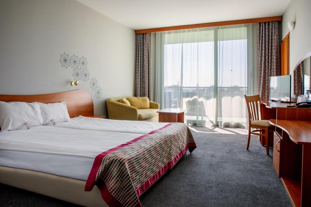 Zweibettzimmer mit Balkon